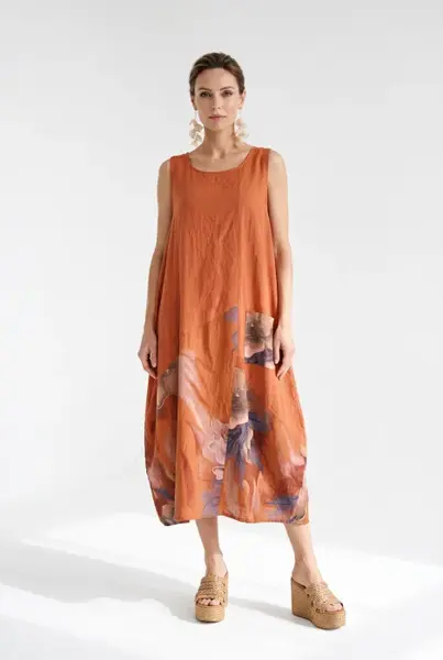 Rochie caramizie din in si vascoza cu croi balon si imprimeu floral acuarela