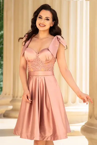 Rochie de ocazie roz in clos Aylin cu dantela si fundite pe umeri
