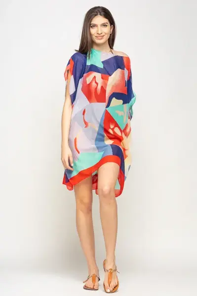 Rochie de plaja tip poncho cu model abstract in nuante de rosu, albastru si verde, vascoza