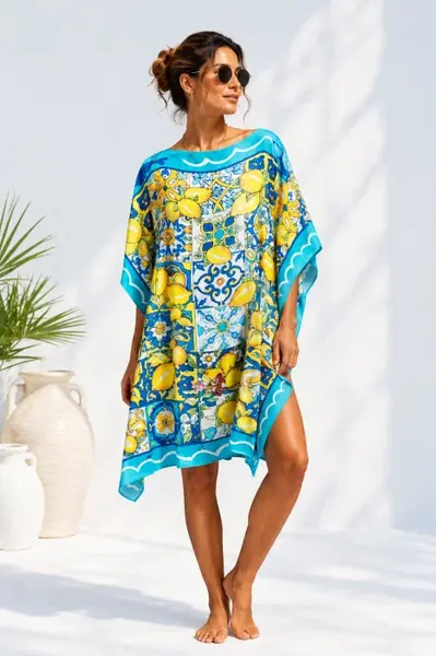 Rochie de plaja tip poncho din matase cu imprimeu mediteranean cu lamai pe alb, galben si albastru