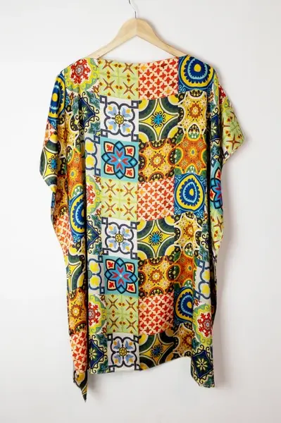 Rochie de plaja tip poncho din matase cu imprimeu model marocan in culori vibrante