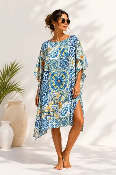 Rochie de plaja tip poncho din matase cu imprimeu model marocan in culori vibrante predominant albastru
