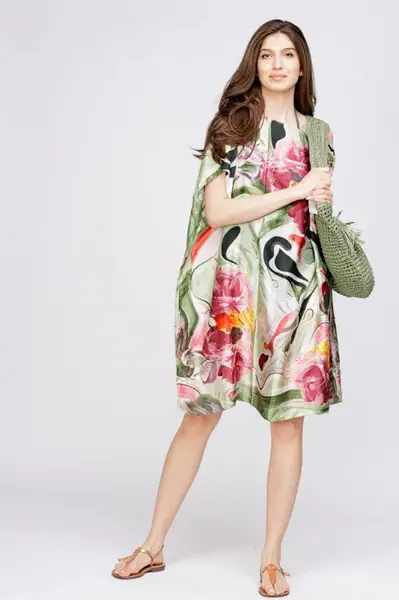 Rochie de plaja tip poncho din matase cu trandafiri fucsia pe fond verde