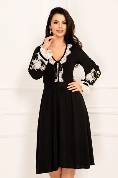 Rochie de zi in clos cu broderie florala ecru si dantela aplicata