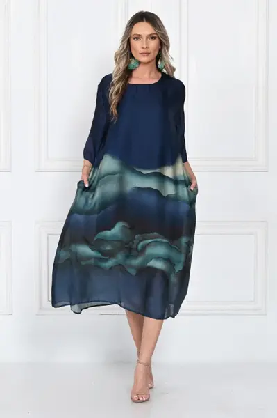 Rochie eleganta satinata A-line cu imprimeu artistic si croi lejer fluid, bleumarin-turcoaz