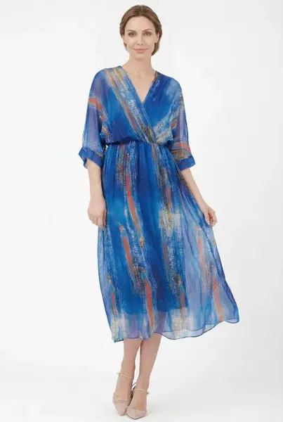 Rochie lunga dama din matase vaporoasa, croi lejer cu talie elastica si decolteu petrecut, imprimeu abstract in nuante de albastru
