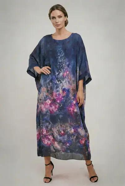 Rochie lunga dama vaporoasa oversized, croi amplu tip kaftan cu imprimeu artistic multicolor bleumarin