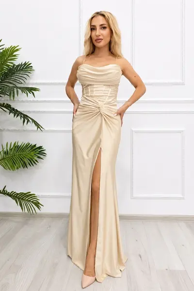 Rochie lunga de ocazie MIRUNEEA, cu crapatura pe picior si cristale, Crem, Marime S/M