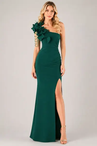 Rochie lunga de ocazie ORYANA, cu siraguri si detaliu floral pe umar, Verde Smarald
