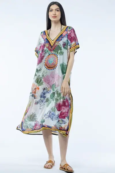 Rochie lunga de plaja tip poncho cu motive florale pe fond alb