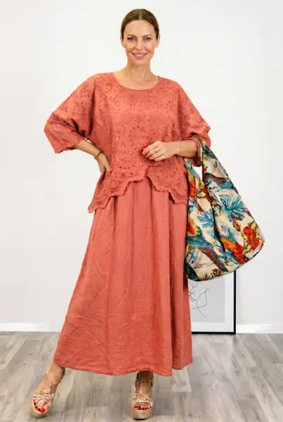 Rochie lunga din bumbac cu suprapunere, broderie perforata si croi lejer boem, caramizie