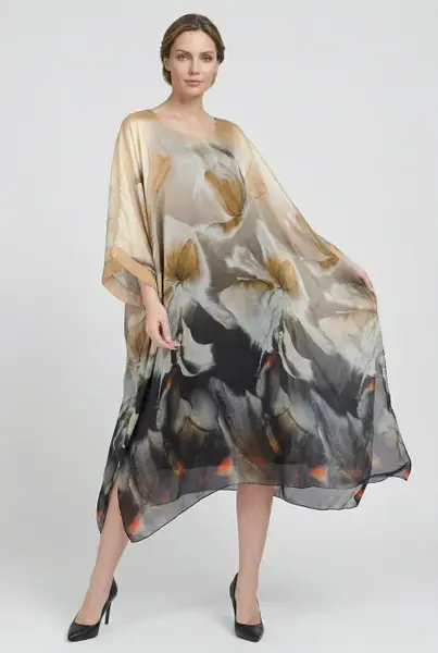 Rochie lunga din matase cu croi amplu si maneci largi, print abstract bej negru si accente calde