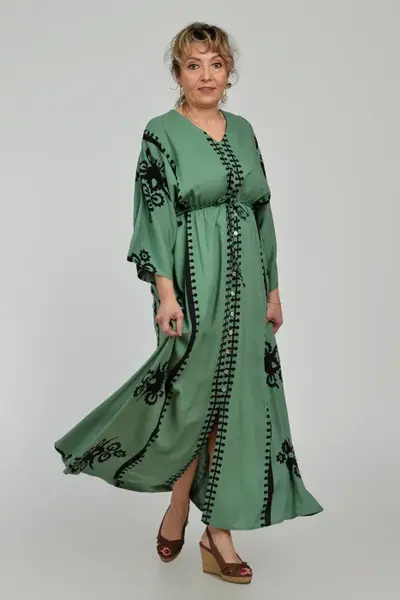 Rochie lunga, kaki, cu elastic in talie si imprimeu decoativ alb, din vascoza