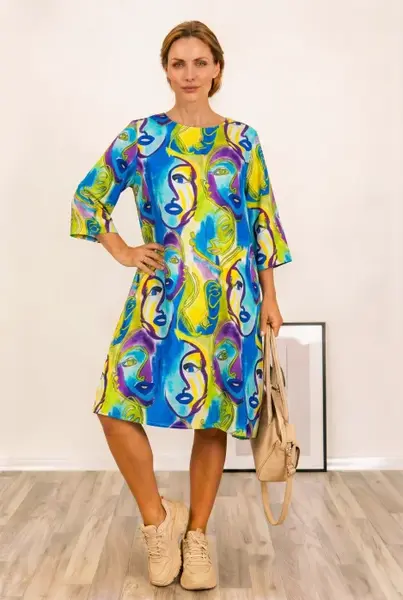 Rochie midi A-line din vascoza cu imprimeu chipuri stilizate, pe fond albastru