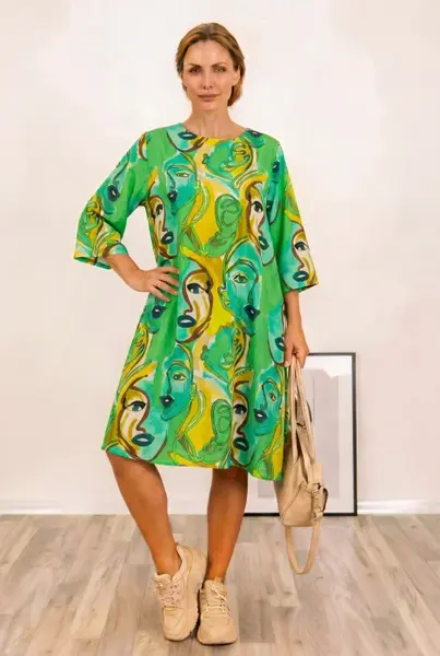 Rochie midi A-line din vascoza cu imprimeu chipuri stilizate, pe fond verde