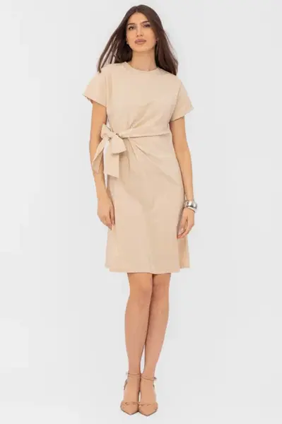 Rochie midi bej din vascoza, petrecuta pe talie