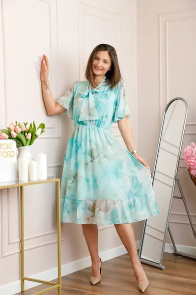 Rochie midi bleu Annalise cu imprimeu floral si funda la decolteu