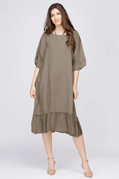 Rochie midi din in bej fango cu volane din matase si funda pe spate