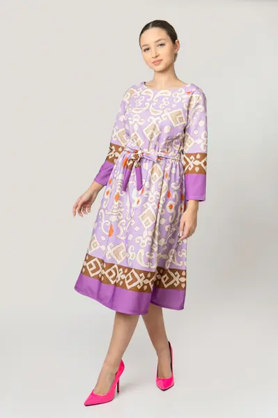 Rochie office lila cu imprimeuri geometrice crem si cordon in talie