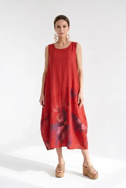 Rochie rosie din in si vascoza cu croi balon si imprimeu floral acuarela