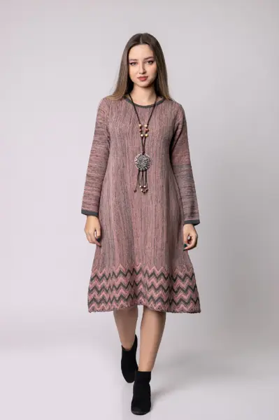 Rochie roz pudrat boho chic cu model geometric