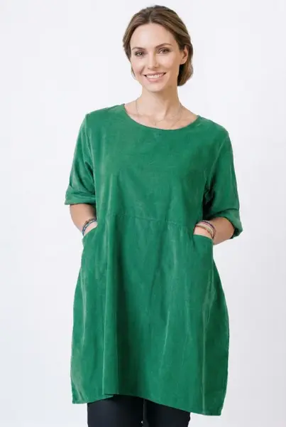 Rochie tunica din catifea reiata, croi lejer cu buzunare, stil casual modern, verde smarald
