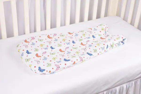 Saculet de dormit gros din bumbac model fluturasi 6-12 luni