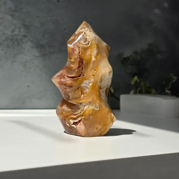 Sculptura forma flacara din agat m1