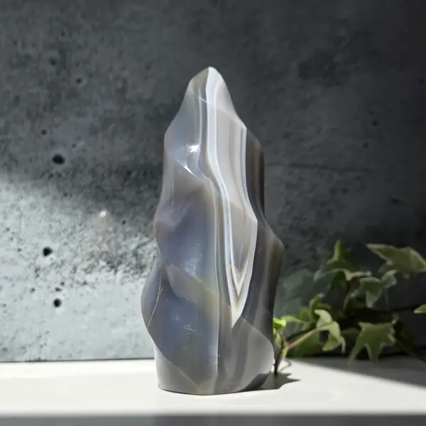 Sculptura forma flacara din agat m2