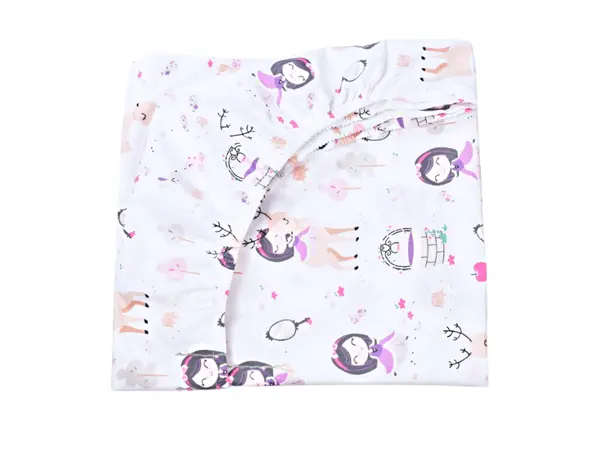 Set 3 cearsafuri alb roz si model fetite + protectie impermeabila patut 90x4050 cm