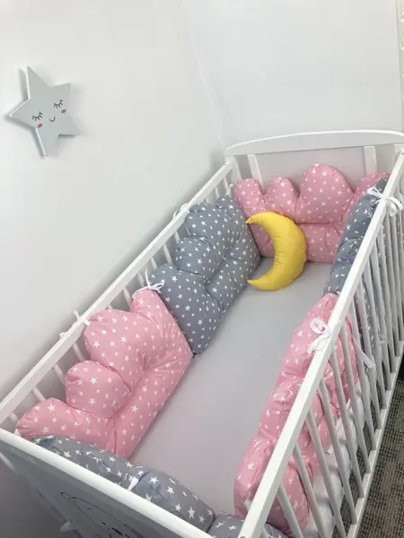 Set 6 aparatori pentru patut pernute norisori cu luna roz