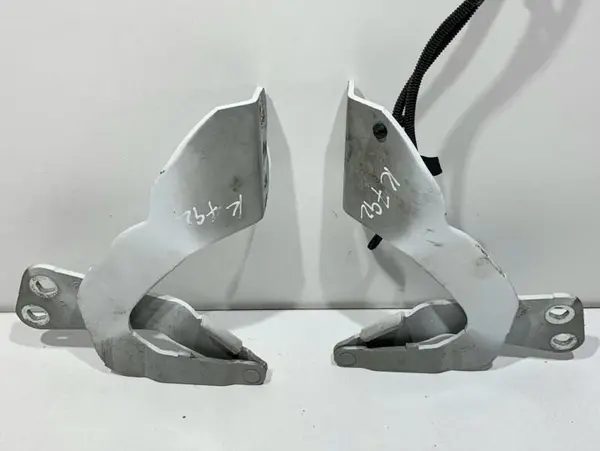 Set balamale capota fata culoare alba - frozen white 8V41-16801-AD Ford Kuga (2008-2012)