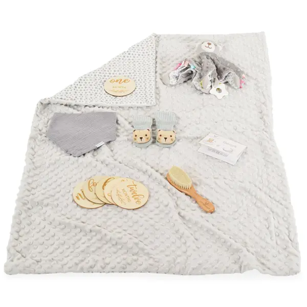Set cadou 6in1 pentru nou nascut Cangaroo Bearly Gri cu paturica dubla 100x80cm,jucarie atasament,sosete,baveta,perie cu peri naturali si cartonase etape crestere in cutie cadou cu felicitare
