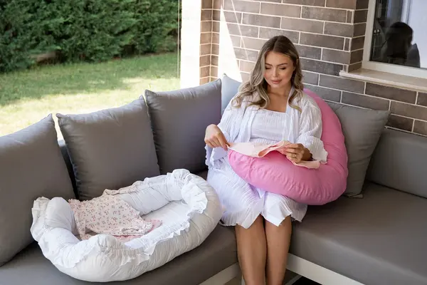 Set Cadou Gravide Pernă Gravide și Alăptat + Baby Nest cu Volănașe