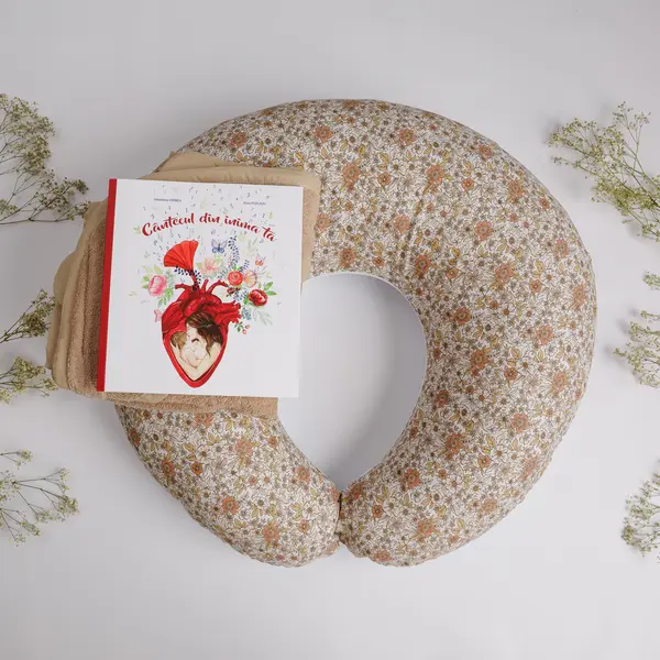 Set Cadou pentru Gravide cu perna alaptare, prosop 100x100 cm + BONUS carte CADOU