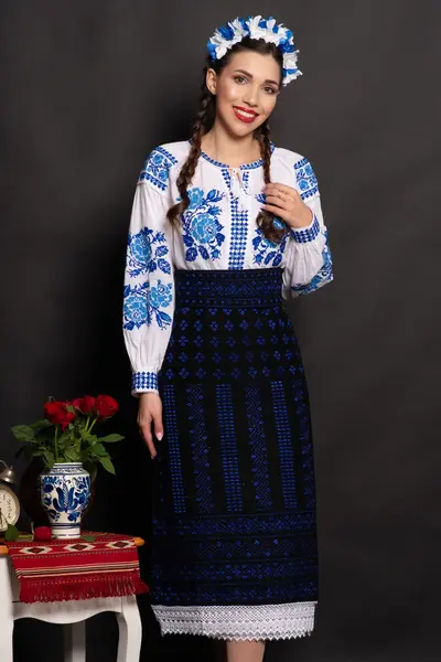 Set catrinta si brau traditional cu broderie albastra si simbolul rombului