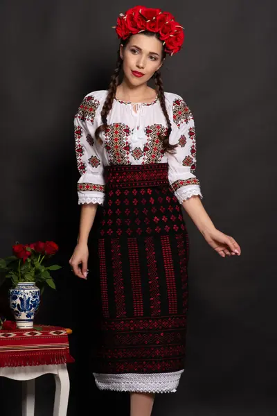 Set catrinta si brau traditional cu broderie rosie si simbolul rombului