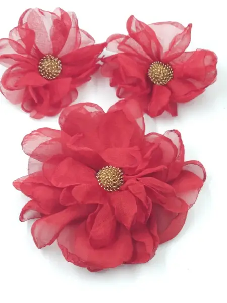 Set cercei statement floare din voal matasos rosu si brosa