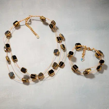 Set colier delicat cu elemente negre din sticla tip murano pe fire fine aurii si bratara