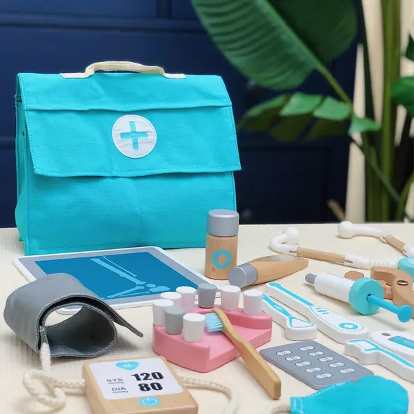 Set doctor Montessori din lemn - 18 piese cu geanta medicala pentru copii