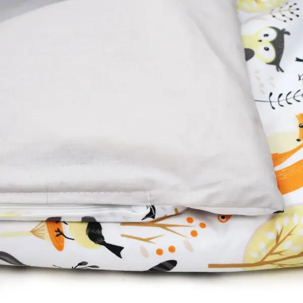 Set lenjerie 2 piese pentru patut copii Kerstin Forest Friends, husa pilota 120x90 si fata perna 40x60 cm, design versatil cu doua fete, tesatura moale, inchidere cu fermoar