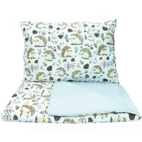 Set lenjerie 2 piese pentru patut copii Kerstin Hedgehog, husa pilota 120x90 si fata perna 40x60 cm, design versatil cu doua fete, tesatura moale, inchidere cu fermoar
