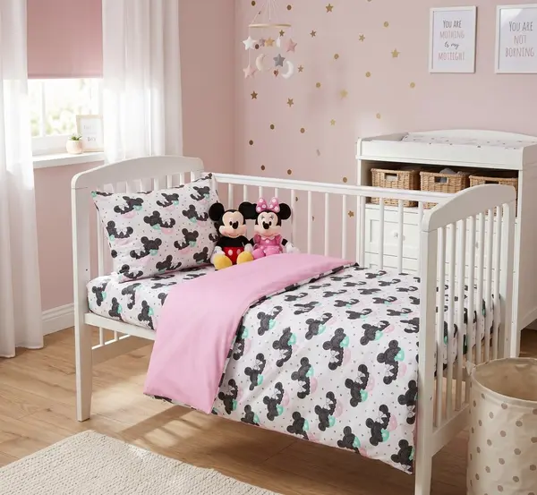 Set lenjerie 2 piese pentru patut copii Kerstin Pink Mouse, husa pilota 120x90 si fata perna 40x60 cm, design versatil cu doua fete, tesatura moale, inchidere cu fermoar