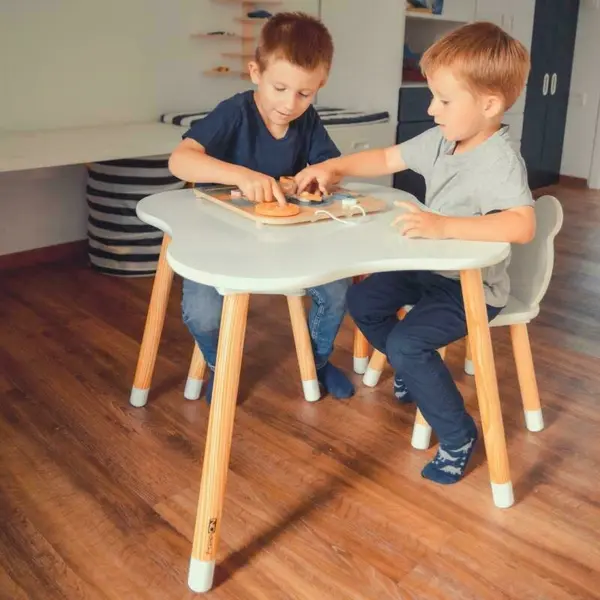Set masuta si doua scaune FreeON pentru copii Bear din lemn cu marginile rotunjite alb