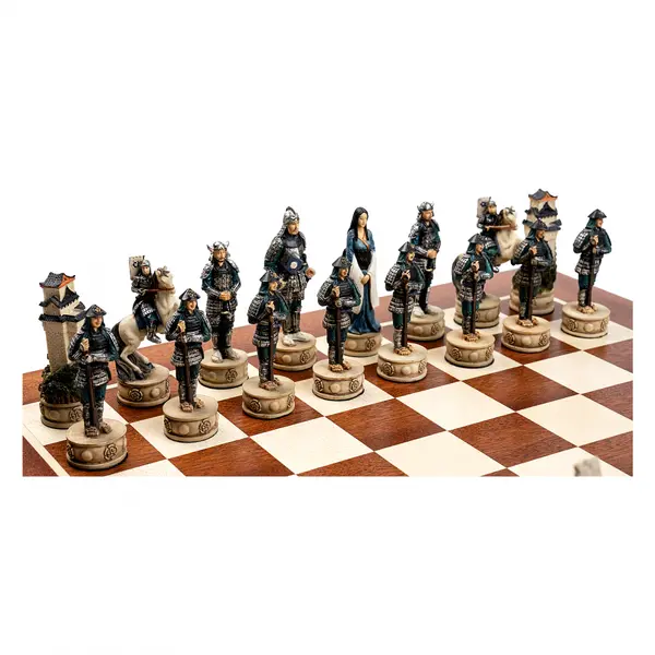 Set piese sah tematice Samurai cu taba de sah din lemn de mahon