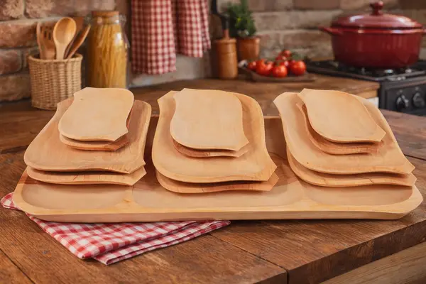 Set platou pentru servit din lemn cu 12 farfurii - platou 67x38 cm