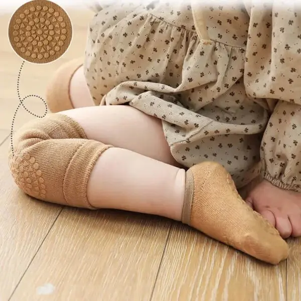 Set protectii anti-alunecare bebe, genunchiere si sosete, Maro