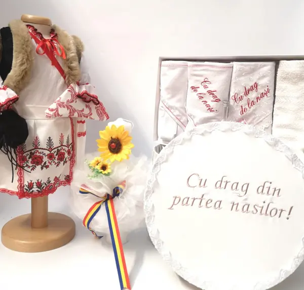 Set Traditional Botez Fetita - Costumas + Trusou + Cutie + Lumanare 4