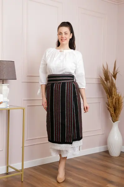 Set traditional catrinta si brau cu broderie rosie Irina 01