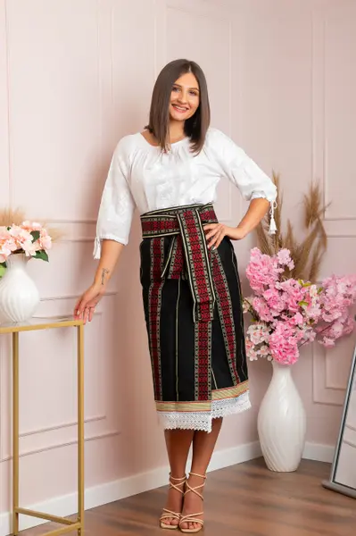 Set traditional catrinta si brau cu broderie rosie Octavia 01